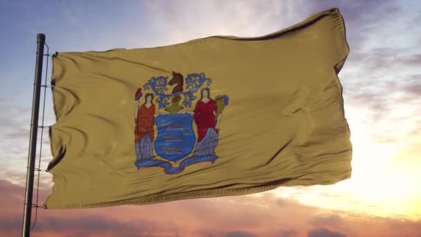 Σημαία του New Jersey κυματίζει στον άνεμο κατά βαθύ όμορφο ουρανό στο ηλιοβασίλεμα — Αρχείο Βίντεο