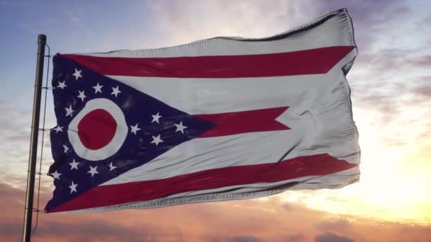 Die Fahne von Ohio weht im Wind gegen den tiefblauen Himmel bei Sonnenuntergang — Stockvideo