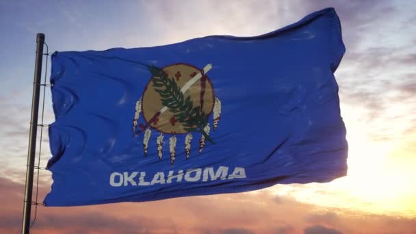 Flagga av Oklahoma vinka i vinden mot djup vacker himmel vid solnedgången — Stockvideo