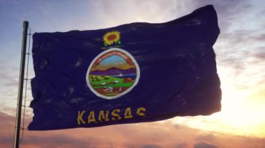 Kansas bayrağı günbatımında güzel gökyüzüne karşı rüzgarda dalgalanıyor.