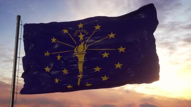 Vlag van Indiana zwaaiend in de wind tegen diepe mooie hemel bij zonsondergang — Stockvideo