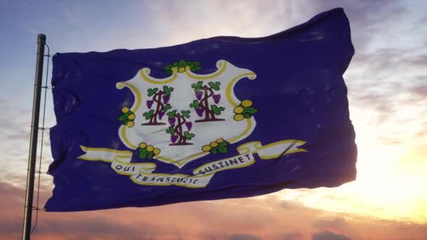 Bandera de Connecticut ondeando en el viento contra el cielo profundo y hermoso al atardecer — Vídeos de Stock