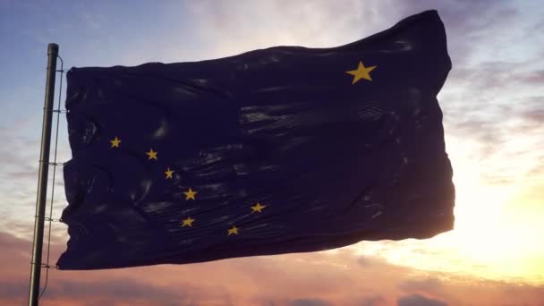 Flagge von Alaska weht im Wind vor tiefem, schönem Himmel bei Sonnenuntergang — Stockvideo