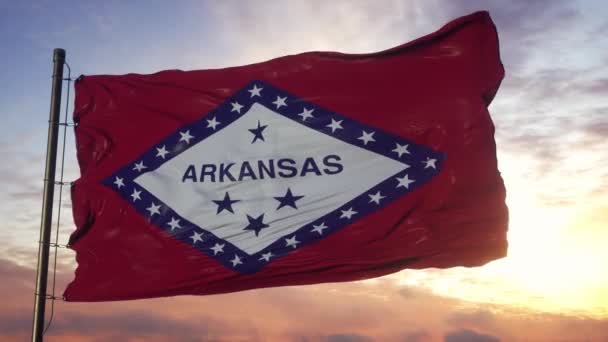 Σημαία του Αρκάνσας κυματίζει στον άνεμο ενάντια στον βαθύ όμορφο ουρανό στο ηλιοβασίλεμα — Αρχείο Βίντεο