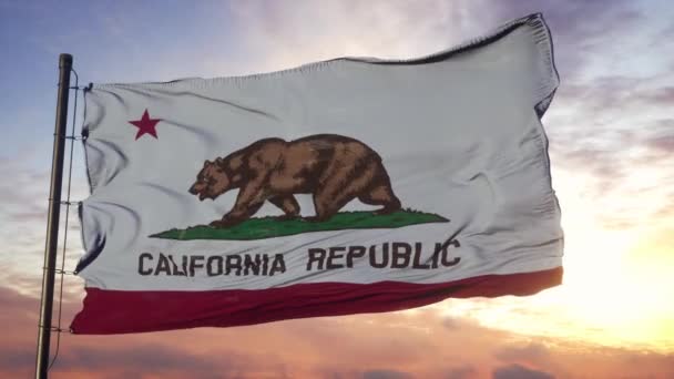 Bandera de California ondeando en el viento contra el cielo profundo y hermoso al atardecer — Vídeo de stock