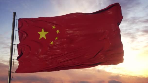 Flagga av Kina viftar i vinden mot djup vacker himmel vid solnedgången — Stockvideo