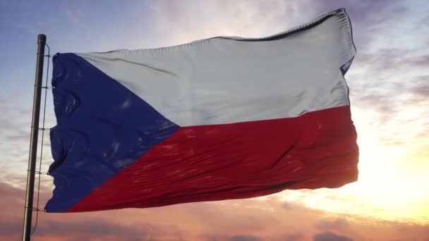 Bandeira da República Tcheca acenando ao vento contra o céu profundo e bonito ao pôr do sol — Vídeo de Stock