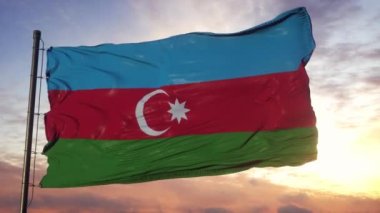 Azerbaycan bayrağı gün batımında güzel gökyüzüne karşı rüzgarda dalgalanıyor.