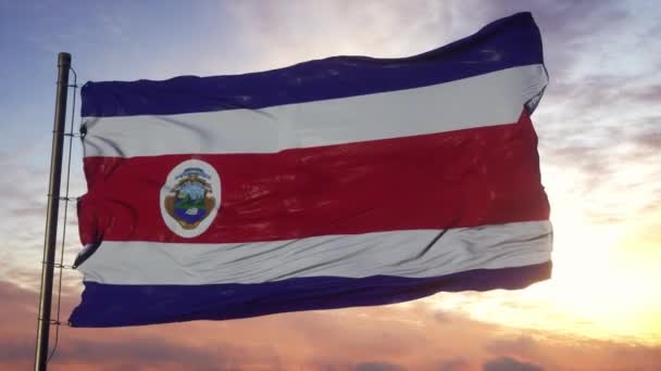 Bandiera della Costa Rica sventola nel vento contro profondo bel cielo al tramonto — Video Stock
