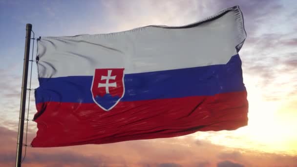 Bandeira da Eslováquia acenando ao vento contra o céu profundo e bonito ao pôr do sol — Vídeo de Stock