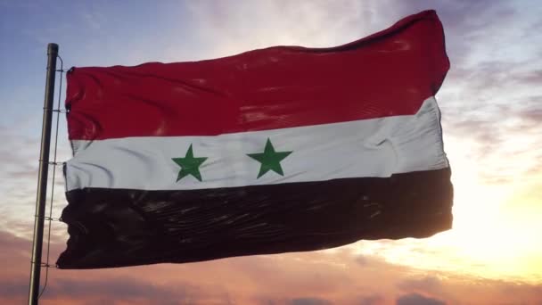 日没時に深い美しい空に対して風になびくシリアの旗 — ストック動画