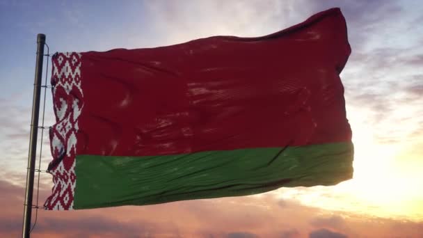 Флаг Беларуси, размахивающий на ветру против глубокого красивого неба на закате — стоковое видео