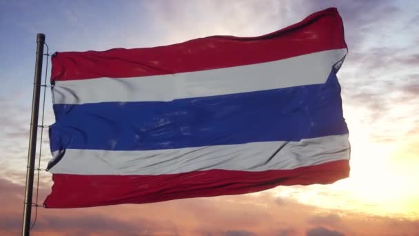 Bandiera della Thailandia sventola nel vento contro profondo bel cielo al tramonto — Video Stock