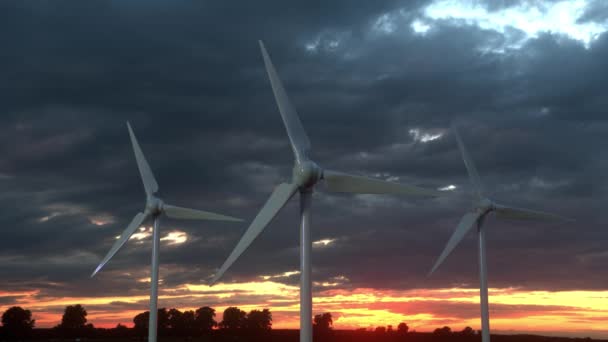 Granja de aerogeneradores en hermoso cielo nublado fondo. Producción de energía renovable para el mundo ecológico verde — Vídeo de stock