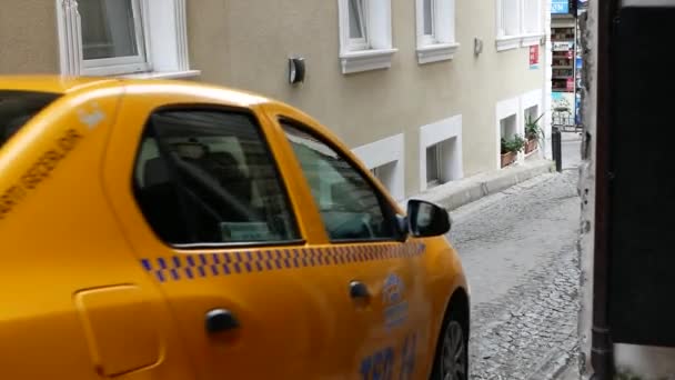 ISTANBUL - 04. MÄRZ 2021: Gelbe Taxifahrt in einer engen Seitenstraße Istanbuls — Stockvideo