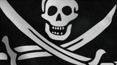 Rüzgarda sallanan çapraz kılıçlı korsan bayrağı. 4K