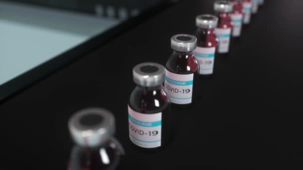 Üretim hattındaki ampullerde Coronavirus aşısı. 4K — Stok video