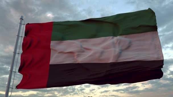 Флаг Объединенных Арабских Эмиратов, размахивающий ветром на фоне глубокого красивого неба на закате — стоковое видео
