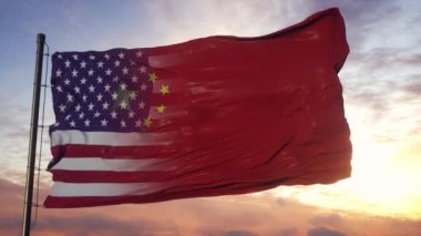 Bayrak direğinde Çin ve ABD bayrağı. ABD ve Çin Bayrağı rüzgarda dalgalanıyor