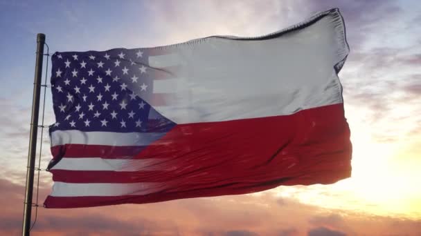 Tsjechië en de VS vlag op vlaggenmast. VS en Tsjechië Vlag wapperend in de wind — Stockvideo