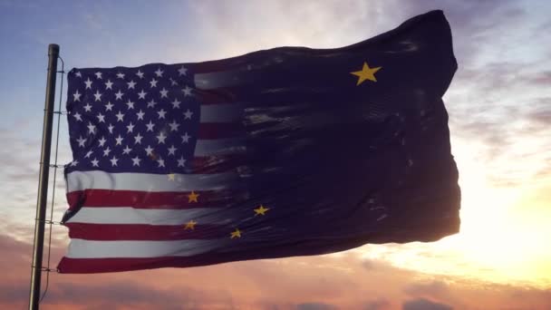 阿拉斯加和美国国旗挂在旗杆上.美国和阿拉斯加混合国旗在风中飘扬 — 图库视频影像