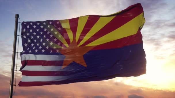 Vlajka Arizony a USA na vlajkovém stožáru. USA a Arizona Smíšené vlajky vlnící se ve větru — Stock video