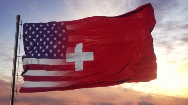 Bandera de Suiza y Estados Unidos en asta de bandera. Estados Unidos y Suiza Bandera mixta ondeando con viento — Vídeo de stock