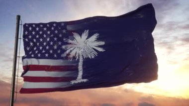 Bayrak direğinde Güney Carolina ve ABD bayrağı. ABD ve Güney Carolina Karışık Bayrağı rüzgarda dalgalanıyor