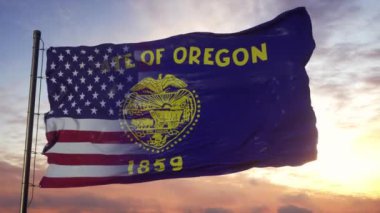 Oregon ve ABD bayrağı bayrak direğinde. ABD ve Oregon Karışık Bayrağı Rüzgarda Dalgalanıyor