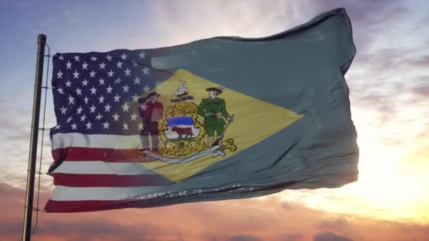 Bandera de Delaware y USA en asta de bandera. Estados Unidos y Delaware Bandera mixta ondeando en el viento — Vídeo de stock