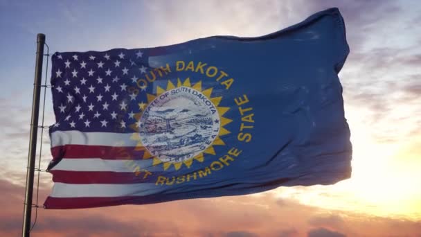 South Dakota en USA vlag op vlaggenmast. Verenigde Staten en Zuid-Dakota Gemengde vlag zwaaien in de wind — Stockvideo