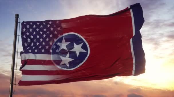 Bandera de Tennessee y Estados Unidos en asta de bandera. Bandera mixta de Estados Unidos y Tennessee ondeando con viento — Vídeos de Stock