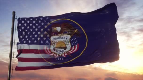 Bandera de Utah y USA en asta de bandera. Estados Unidos y Utah Bandera Mixta ondeando con viento — Vídeo de stock