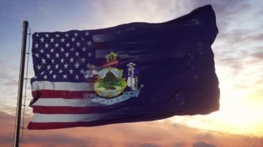 Bayrak direğinde Maine ve ABD bayrağı. ABD ve Maine Karışık Bayrağı rüzgarda dalgalanıyor