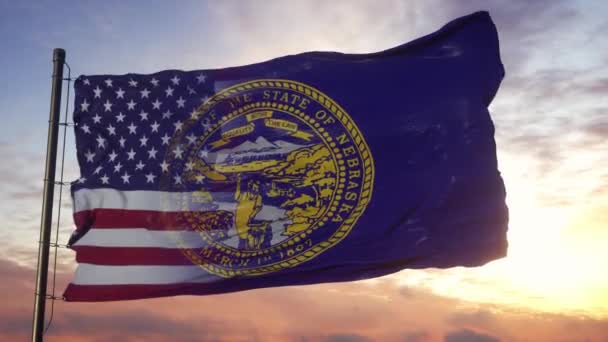 Bandera de Nebraska y Estados Unidos en asta de bandera. Estados Unidos y Nebraska Bandera Mixta ondeando en el viento — Vídeos de Stock