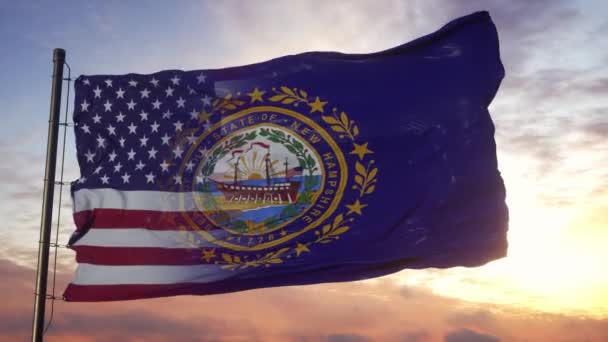 Bandiera del New Hampshire e degli Stati Uniti su pennone. Stati Uniti e New Hampshire Bandiera mista sventola nel vento — Video Stock