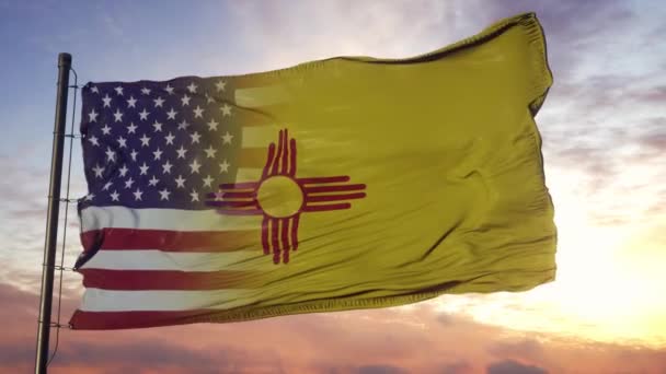 New Mexico en de VS vlag op vlaggenmast. Verenigde Staten en New Mexico Gemengde vlag zwaaiend in de wind — Stockvideo
