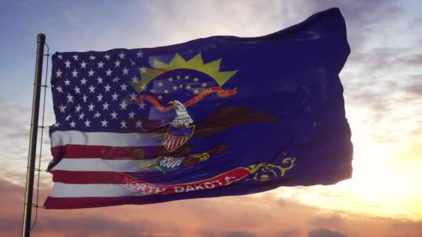 Bandera de Dakota del Norte y Estados Unidos en asta de bandera. Estados Unidos y Dakota del Norte Bandera mixta ondeando en el viento — Vídeo de stock
