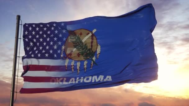Флаг Оклахомы и США на флагштоке. Смешанный флаг США и Оклахомы, машущий ветром — стоковое видео