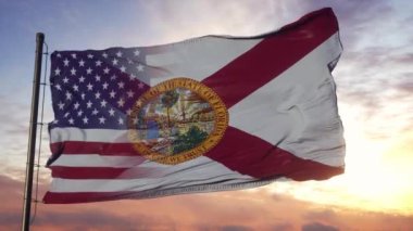 Bayrak direğinde Florida ve ABD bayrağı. ABD ve Florida Karışık Bayrağı rüzgarda dalgalanıyor