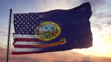 Bayrak direğinde Idaho ve ABD bayrağı. ABD ve Idaho Karışık Bayrak Rüzgarda Dalgalanıyor