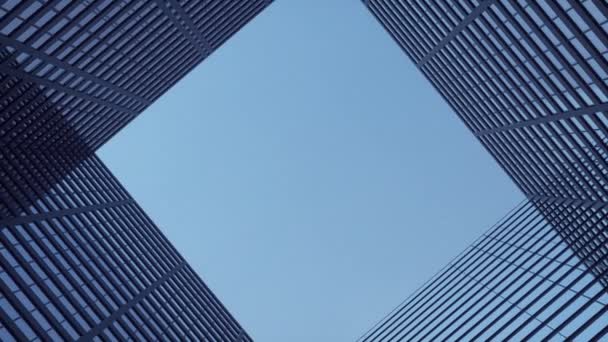 Avión volando sobre rascacielos modernos contra un hermoso cielo azul — Vídeos de Stock