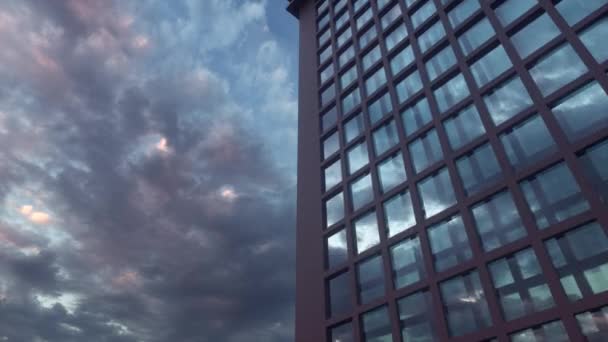 Hermosa fachada abstracta rascacielos movimiento lazo sin costuras con reflejos del cielo — Vídeo de stock