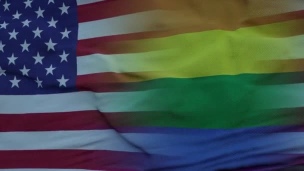 Гей-прайд в США. Размахивание национальным флагом США и флагом ЛГБТ-радуги — стоковое видео