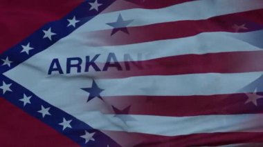 ABD ve Arkansas 'ın Karışık Bayrağı rüzgarda dalgalanıyor. Arkansas ve ABD bayrağı bayrak direğinde