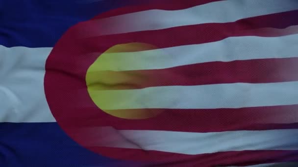 Смешанный флаг США и Колорадо, машущий ветром. Флаг Колорадо и США на флагштоке — стоковое видео