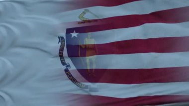 ABD ve Massachusetts Karışık Bayrağı rüzgarda sallıyor. Bayrak direğinde Massachusetts ve ABD bayrağı