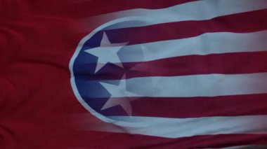 ABD ve Tennessee Karışık Bayrağı rüzgarda dalgalanıyor. Tennessee ve ABD bayrağı bayrak direğinde