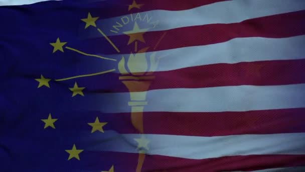 USA a Indiana Smíšené vlajky vlnící se ve větru. Indiana a USA vlajka na vlajkovém stožáru — Stock video
