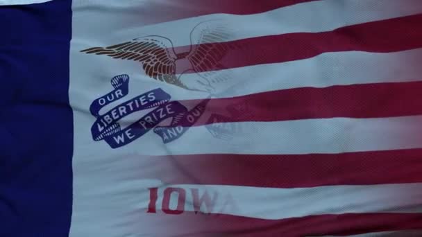 Bandiera mista USA e Iowa sventola nel vento. Bandiera Iowa e USA sul pennone — Video Stock